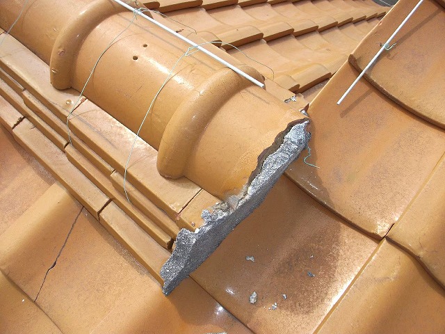 千種区で築40年の瓦屋根の補修工事で劣化した既存の漆喰を撤去、瓦の破損も確認